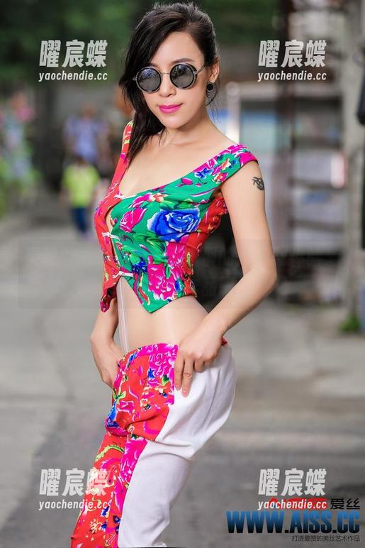 灵动的泳衣，松弛是虚假的！下载体验爱丝的这件作品吧。