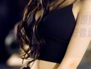 GIRLT果团网 – 周大萌的短裙原图在线放卖，心里咯噔一下，这角度好像透视了些什么！