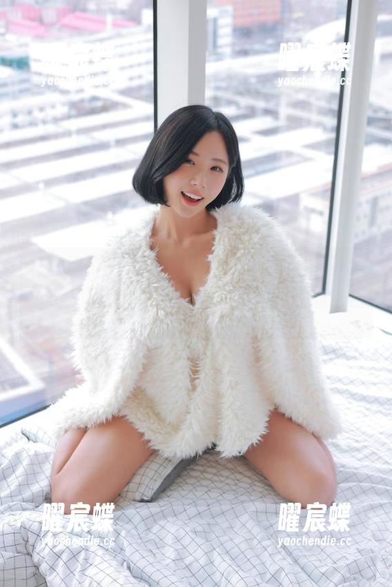 着白裙的Habin夏彬(하빈)，那原图可是—哦，私房里就隐藏着些不同寻常的曲线。