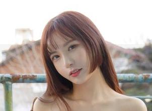 太会穿了吧？Seoyool(서율)的草莓内裤与灯笼裤合影，赶紧下载！