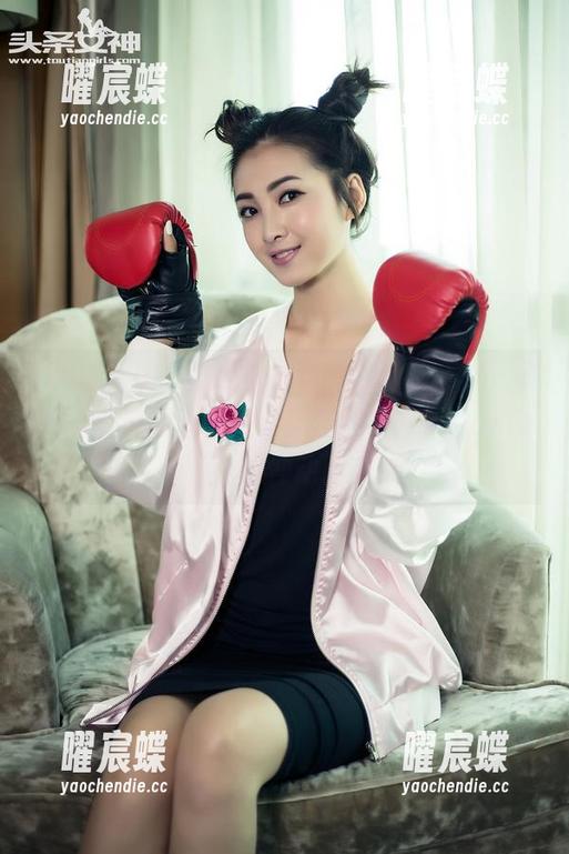 TouTiao头条女神-梁芮溪 TouTiao头条女神 - 又一组睡衣写真,梁芮溪,这图片有种让人想回家穿pajamas的冲动。