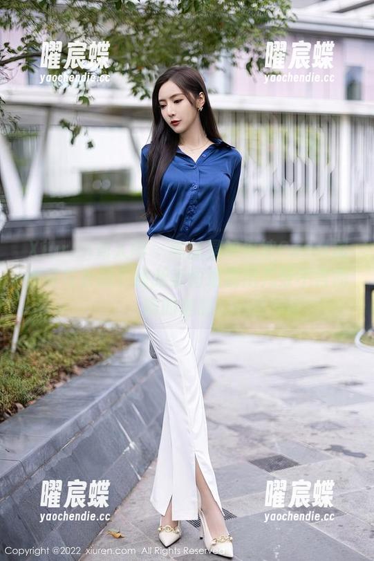 Xiuren秀人网-Carol周妍希 Xiuren秀人网 - 黑丝是如何被Carol周妍希驾驭的?最新美图透视出几分不言而喻的魅惑。