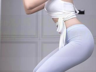 Xiuren秀人网 – 黑白写真，FoxYini孟狐狸悄悄展示了什么不一样的照片，真好奇。