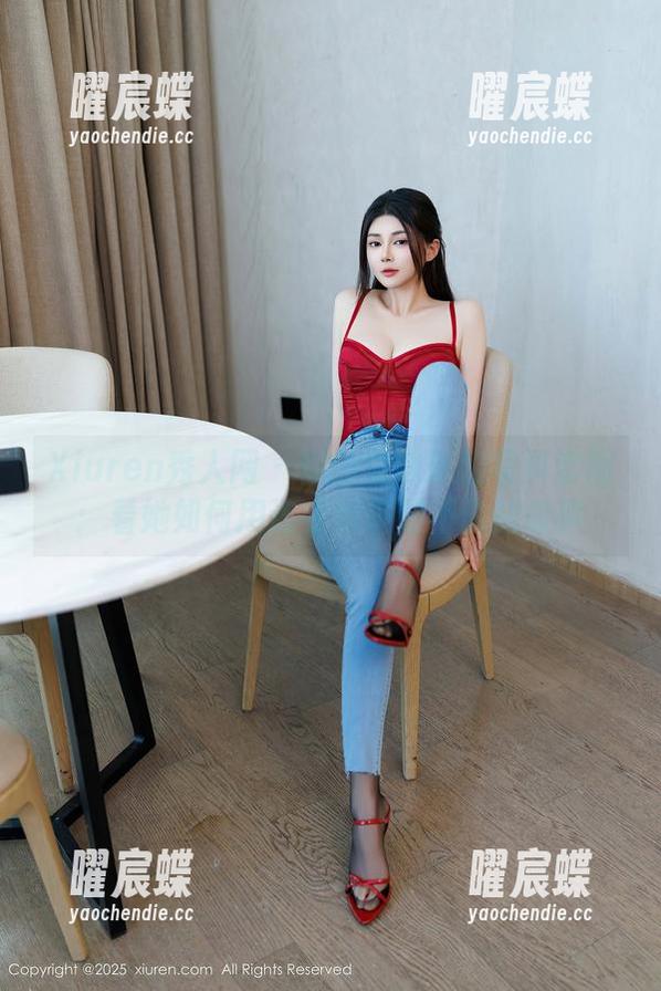Xiuren秀人网 - 你的兔妹妹的写真套图：看她如何用连衣裙讲述不说的故事