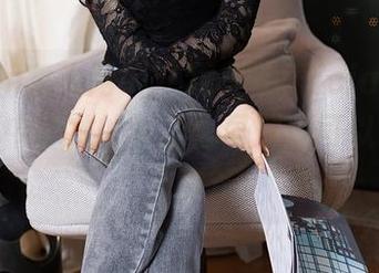 Xiuren秀人网 – “周美美alicia”在高清写真中释放的裸足信号，脚可以这么撩人嘛？