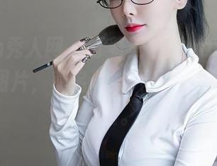 Xiuren秀人网 – 盯着王馨瑶yanni高清的学妹图片，莫名其妙开始怀念图书馆的边角。