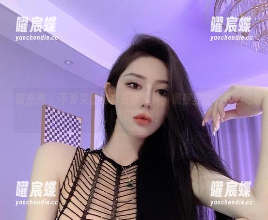 微密圈 - 不爱笑的赛琳最新写真：黑夜里的钻石魅影，太闪了吧！
