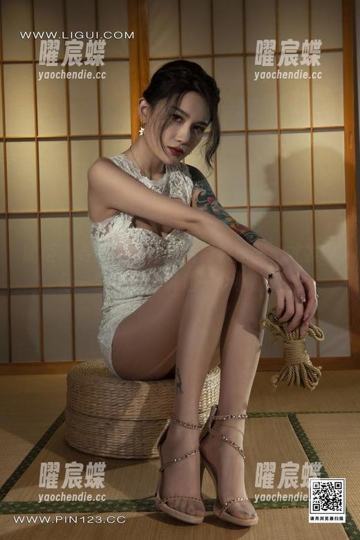 丽柜 - 寻找王欣竹的白衬衫原图，才发现每一皱褶都在讲述一个小故事。