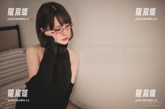 你十七鸽的礼服秀，无圣光打底，套图仿佛在诉说着一段微妙的浪漫。