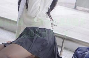 观看兔玩映画，透明女仆装的图包，不想打扰但又停不下来。