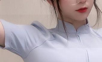 头脑简单的迷恋：奇行家狗崽白衬衫照片，不觉得特别，但又想多瞧。