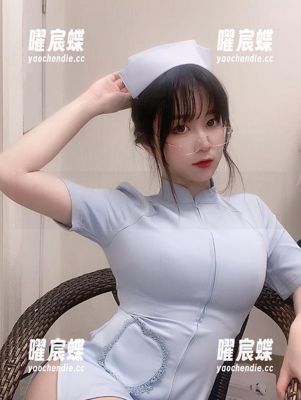 头脑简单的迷恋：奇行家狗崽白衬衫照片，不觉得特别，但又想多瞧。