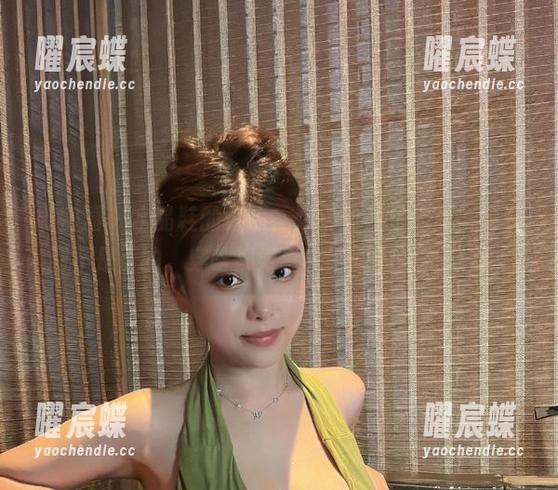 微密圈 - 水晶鞋的背后，奶雯的美足作品，福利到不是盖的，穿啥都好看，论脚的修复能力。