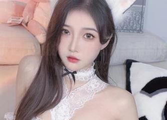 在小小奶瓶儿的纯欲吊带中窥探：这作品什么意思？