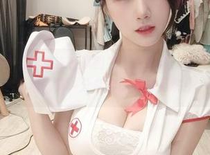 微密圈 – 小玉吃果冻在原图中自由穿梭，清纯与巨无霸互相抗衡，分享你的独特见解！