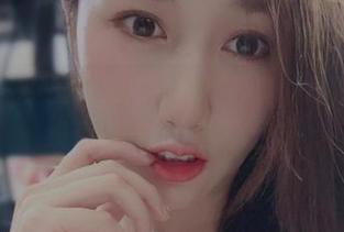 微密圈 – 小玉吃果冻的丝袜写真，那双腿跟在线直播一样引人瞩目。
