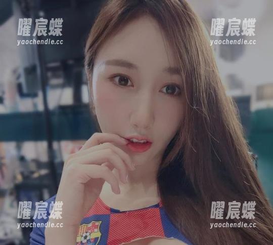 微密圈 - 小玉吃果冻的丝袜写真，那双腿跟在线直播一样引人瞩目。