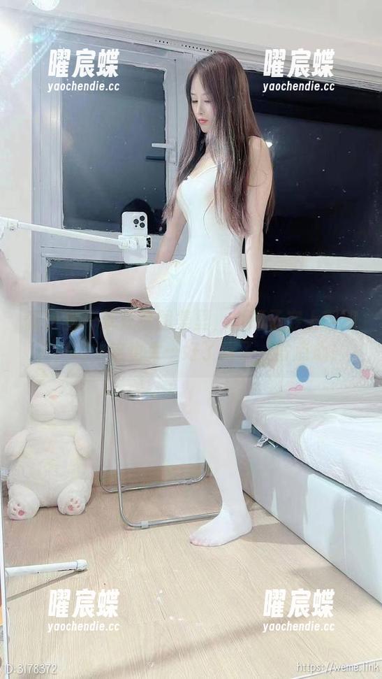 微密圈 - 就在这图集里，小萌子穿上制服了，嗨，这也太…好了算了，省点心！