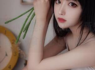 短裙似乎是小鹿鹿shika的“新宠”——这组写真得拿去参加短裙比赛！