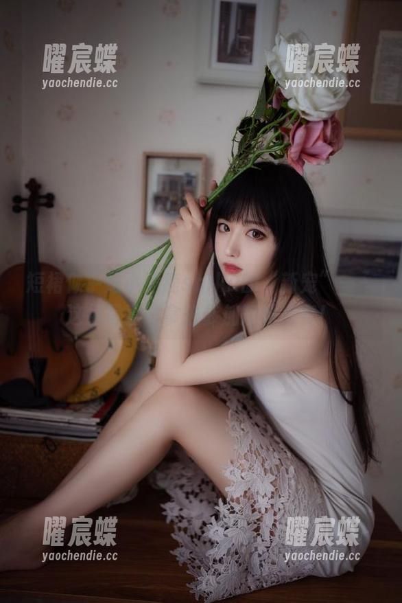 短裙似乎是小鹿鹿shika的“新宠”——这组写真得拿去参加短裙比赛！