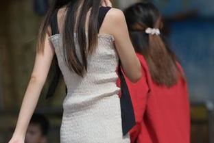 异思趣向 – 紫紫的美图：看她如何用灰丝挑战小矮跟的极限！