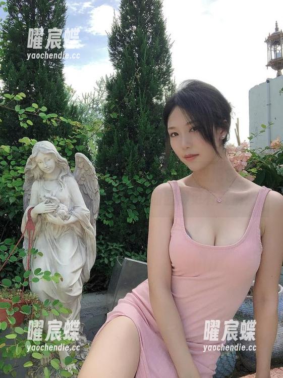 抖娘利世的蕾丝珍珠作品，好想把它当成围裙穿，上面沾点菜油显得更有气质！