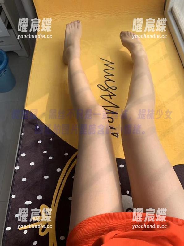 微密圈 - 黑丝不只是一条丝袜，提袜少女的私拍图片里暗含的小情绪。