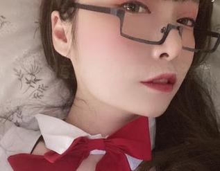 次屁啦新鲜出炉的写真集：私底下的风纪委员，下载了吗？