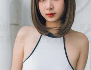 浅安安的户外新作：没什么特别，就是随便拍的可爱姿态，倒也让人想多看几眼。