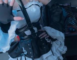 从美图到英仙座护士服，清水由乃的每一帧似乎都在思考些什么，微妙又耐人寻味。