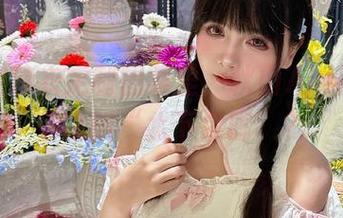 说不定泳衣定制图集里，秋山AkI能教会你啥叫“水下余晖”？