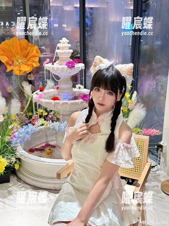 说不定泳衣定制图集里，秋山AkI能教会你啥叫“水下余晖”？