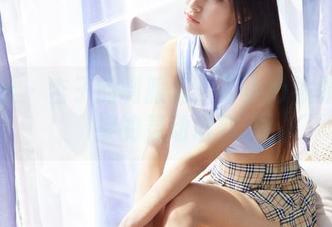 蜜桃社 – 杏子的制服秀：不小心被原图捕捉的灵动时刻