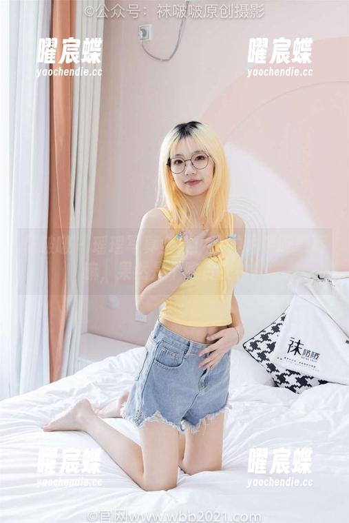袜啵啵 - 瑶瑶写真全集：女神也要吃草莓嘛，果然是个吃货女神！