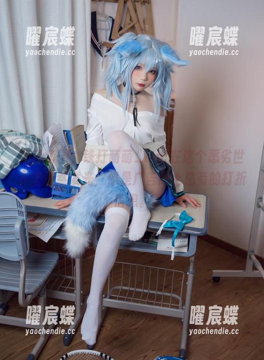 最新套图，铁打萌萌_moi在这个恶劣世界里依然发光，像是广告牌上总有的打折信息。