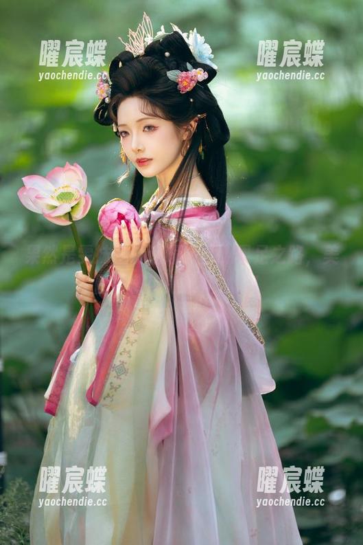 果然是雯妹不讲道理！低胸果足之路，美图合集带来全新体验！