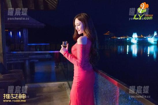 青豆客 - 我在在线图集中游离，婕西儿jessie的毛衣俨然成了话题的中心！