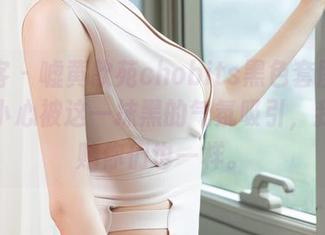 青豆客 – 嘘黄歆苑chobits黑色套图更新，不小心被这一抹黑的气氛吸引，我敢打赌你们也一样。