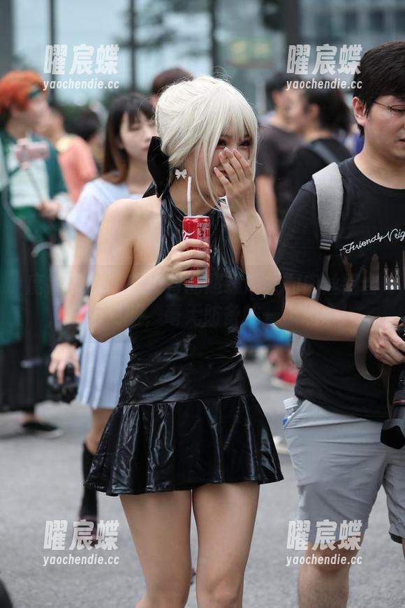 魔镜街拍 - 艾小青的超级短裙和肉丝组合，图包更新，毫无防备的一波绳命！
