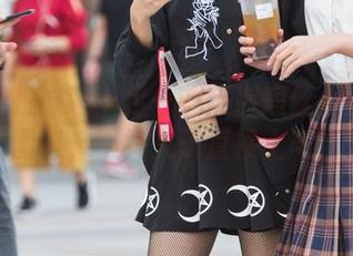 魔镜街拍诚意十足——热裤短丝小妹福利图集，不卖关子直接上车！