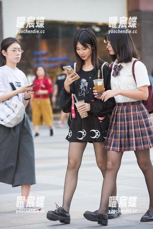 魔镜街拍诚意十足——热裤短丝小妹福利图集，不卖关子直接上车！