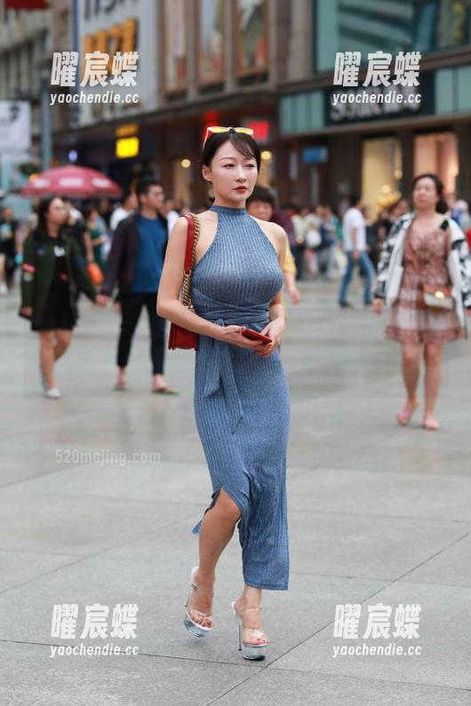 魔镜街拍图集，黑丝搭配细长美腿，春夏秋冬都适用？